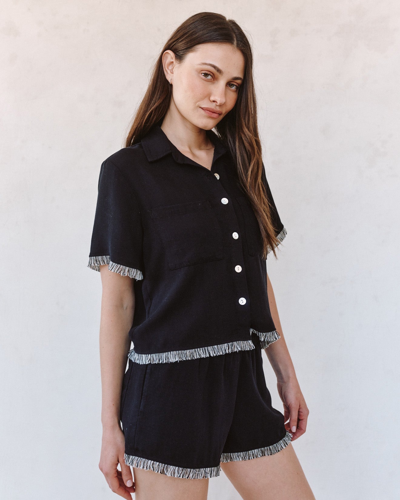 Bella DahlShort Sleeve Fray Trim Shirt - BlackTops