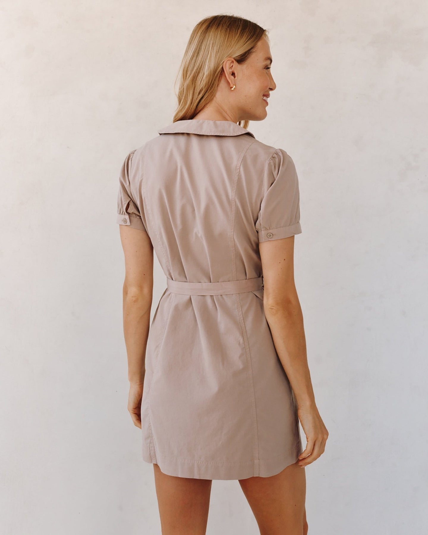 Bella DahlShort Sleeve Seamed Puritan Collar Dress - Soft DuneDresses