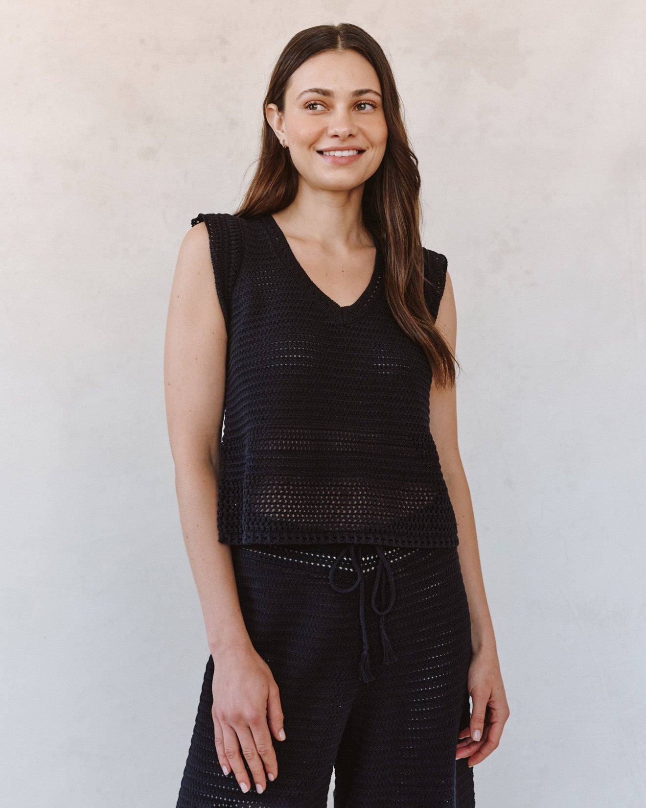 Bella DahlShort Sleeve V - Neck Crochet Top - BlackTops