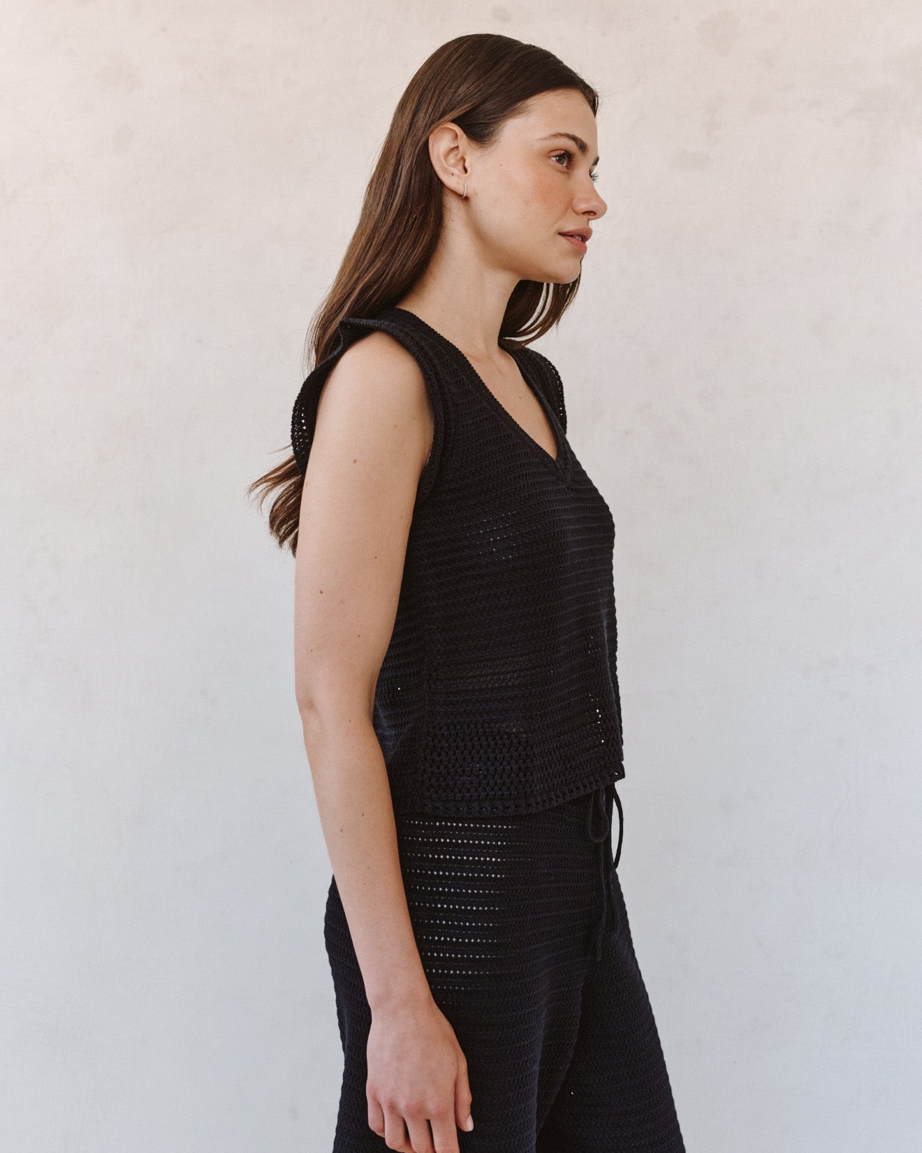 Bella DahlShort Sleeve V - Neck Crochet Top - BlackTops