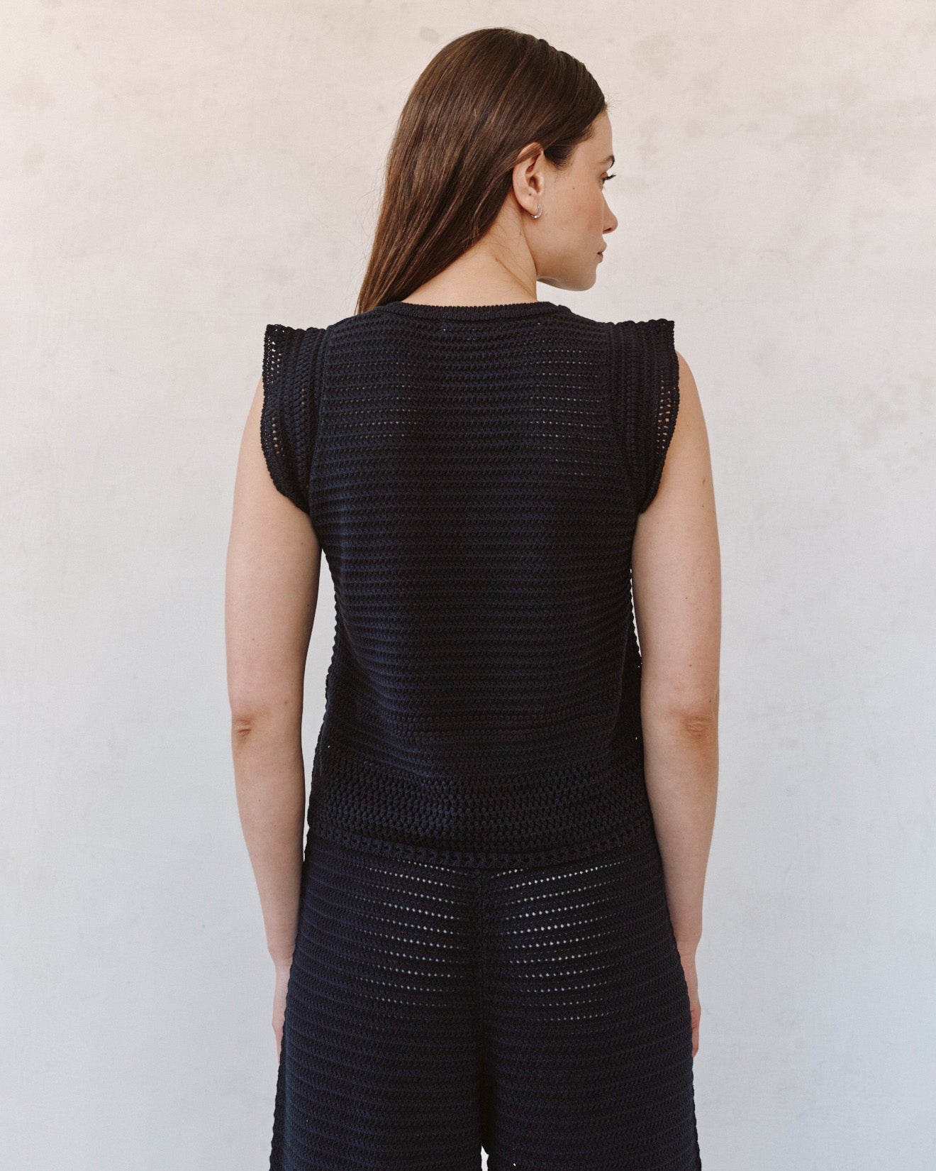 Bella DahlShort Sleeve V - Neck Crochet Top - BlackTops