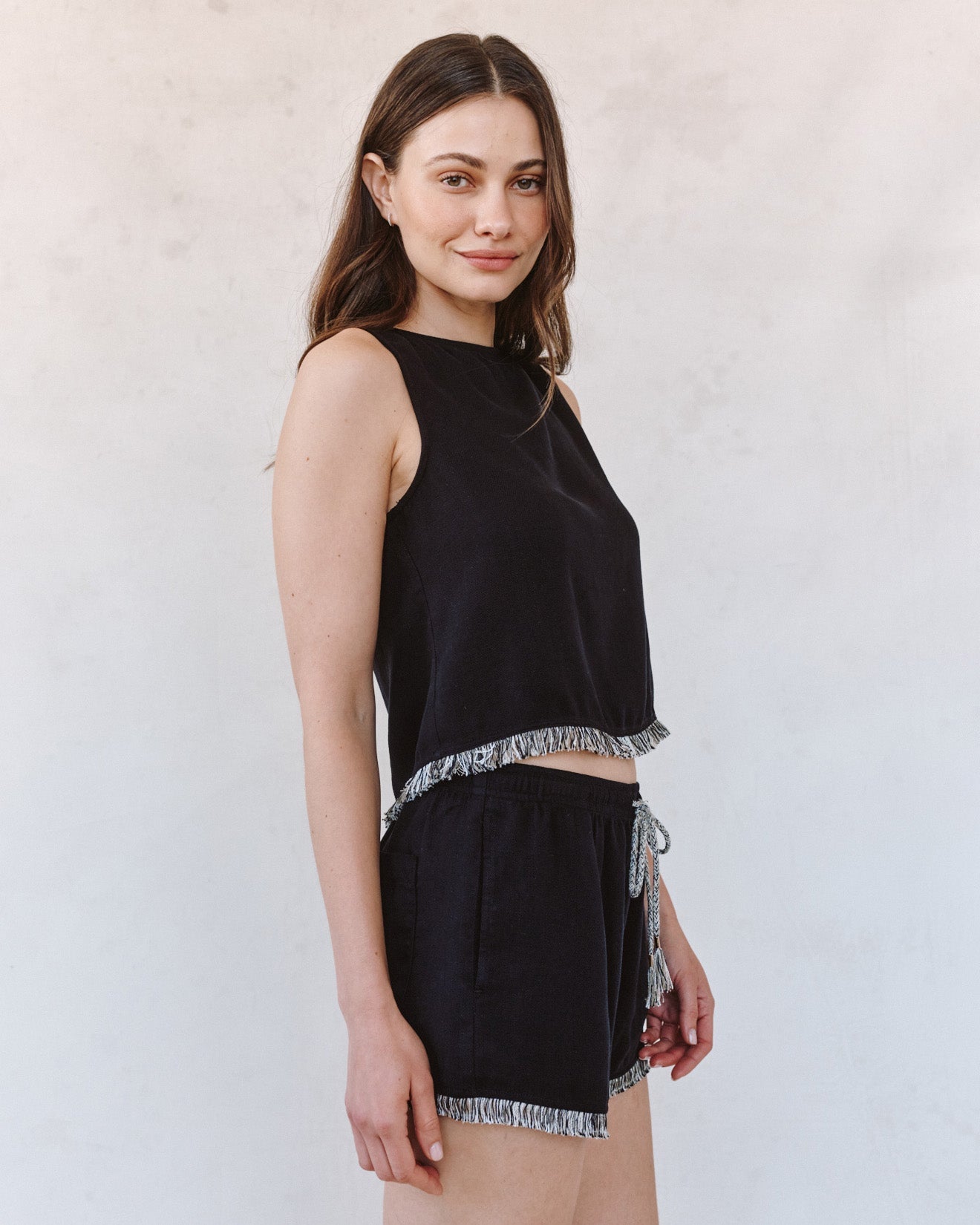 Bella DahlSleeveless Fray Trim Tank - BlackTops