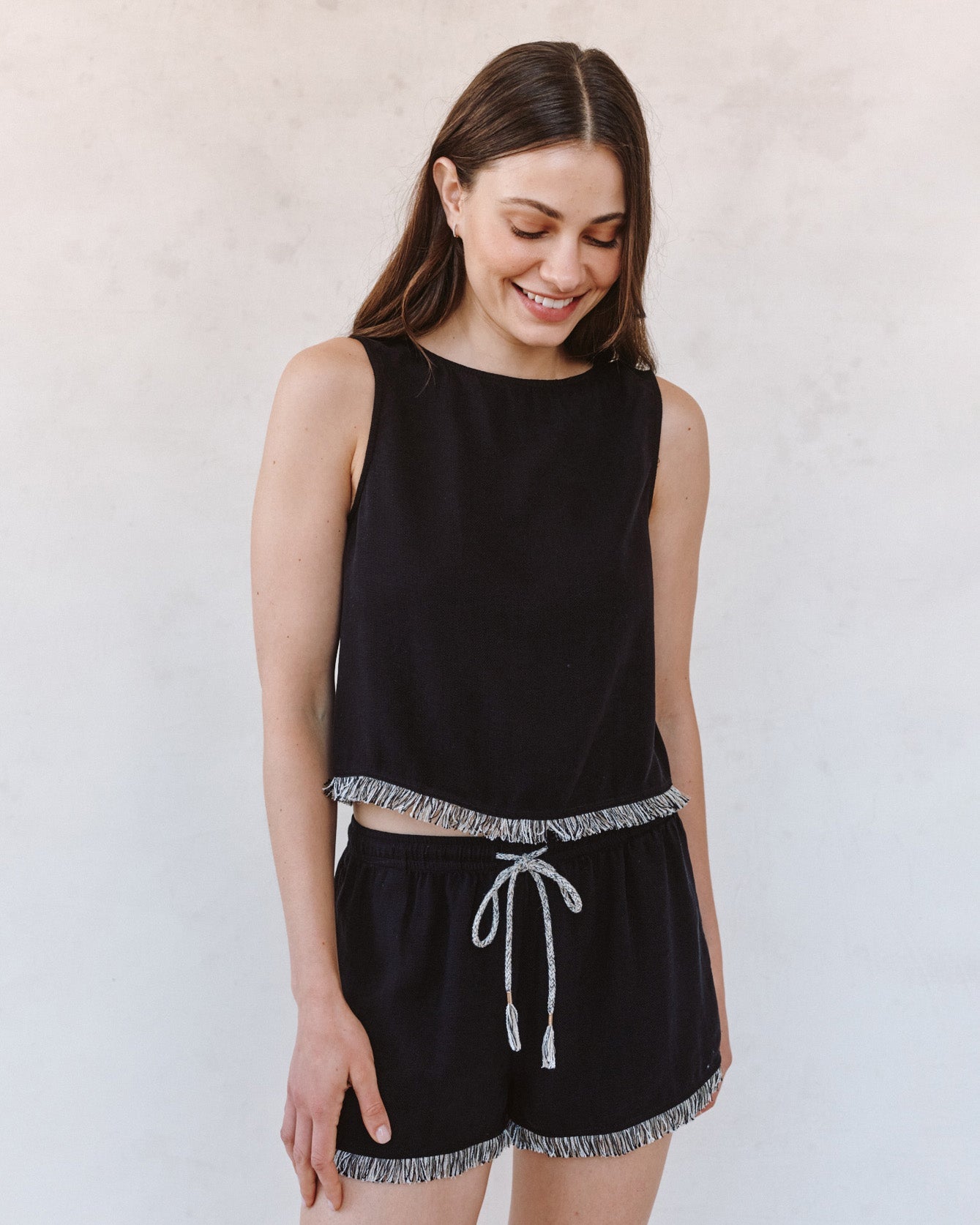 Bella DahlSleeveless Fray Trim Tank - BlackTops