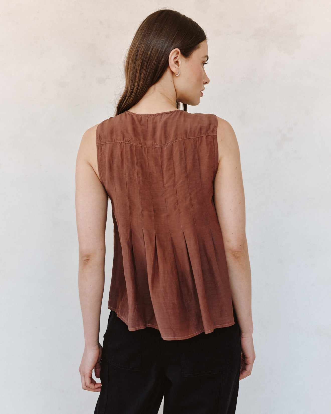 Bella DahlSleeveless Pintuck Pullover - Mocha CloudTops