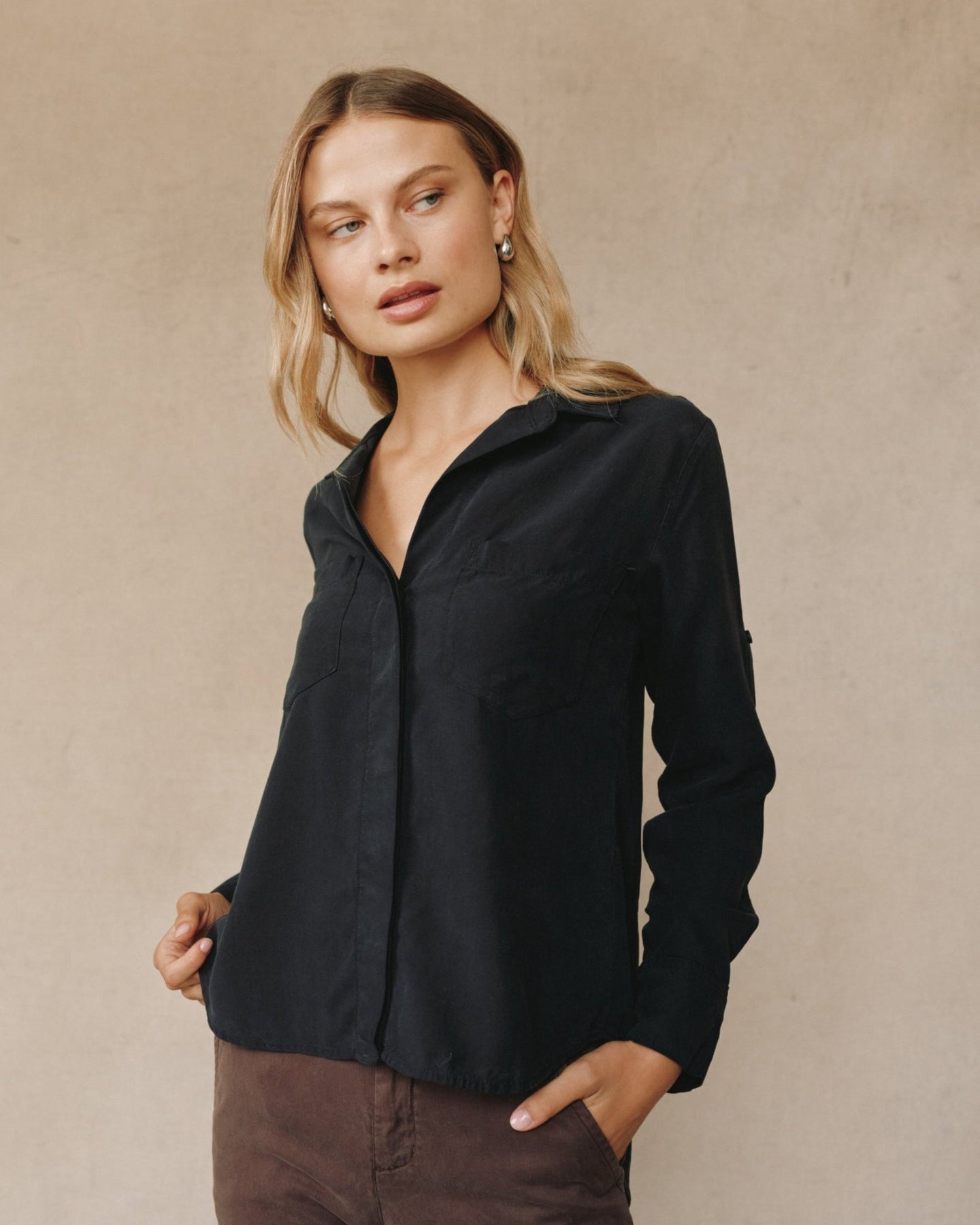 Bella DahlSplit Back Button Down - Vintage BlackTops
