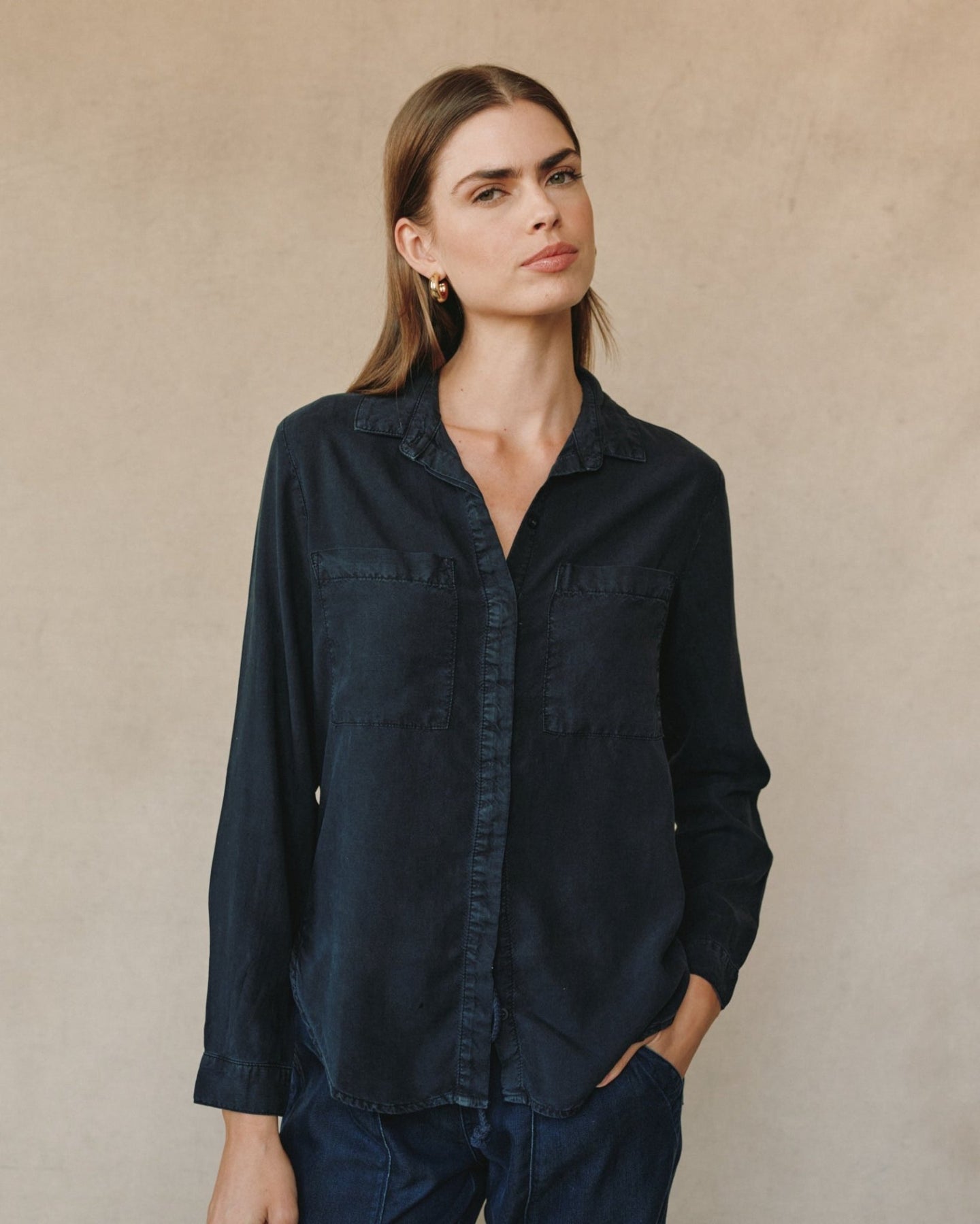 Bella DahlTwo Pocket Classic Button Down - Vintage BlackTops
