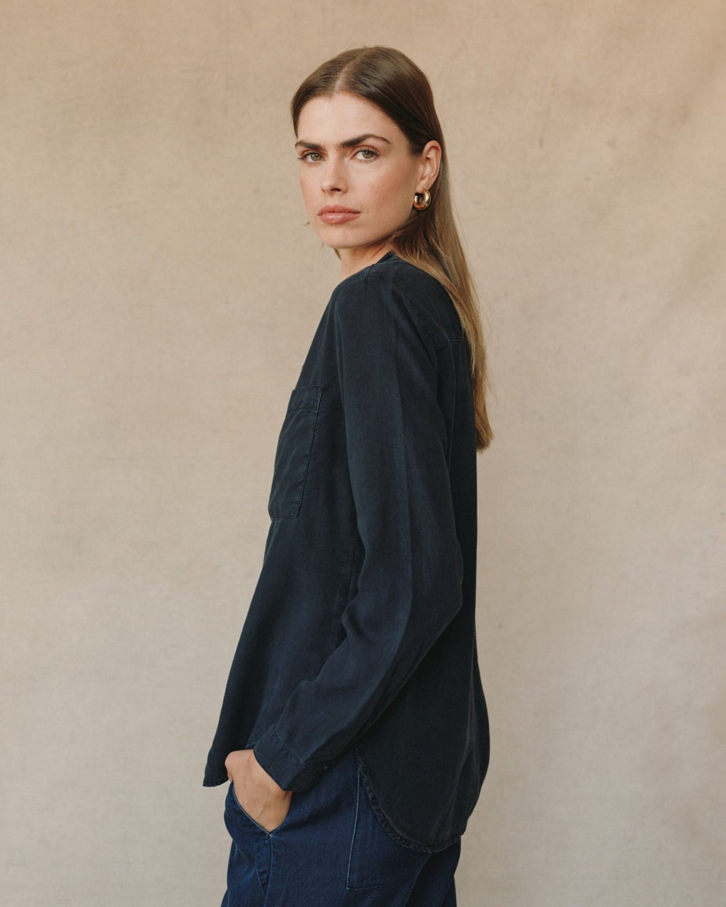 Bella DahlTwo Pocket Classic Button Down - Vintage BlackTops