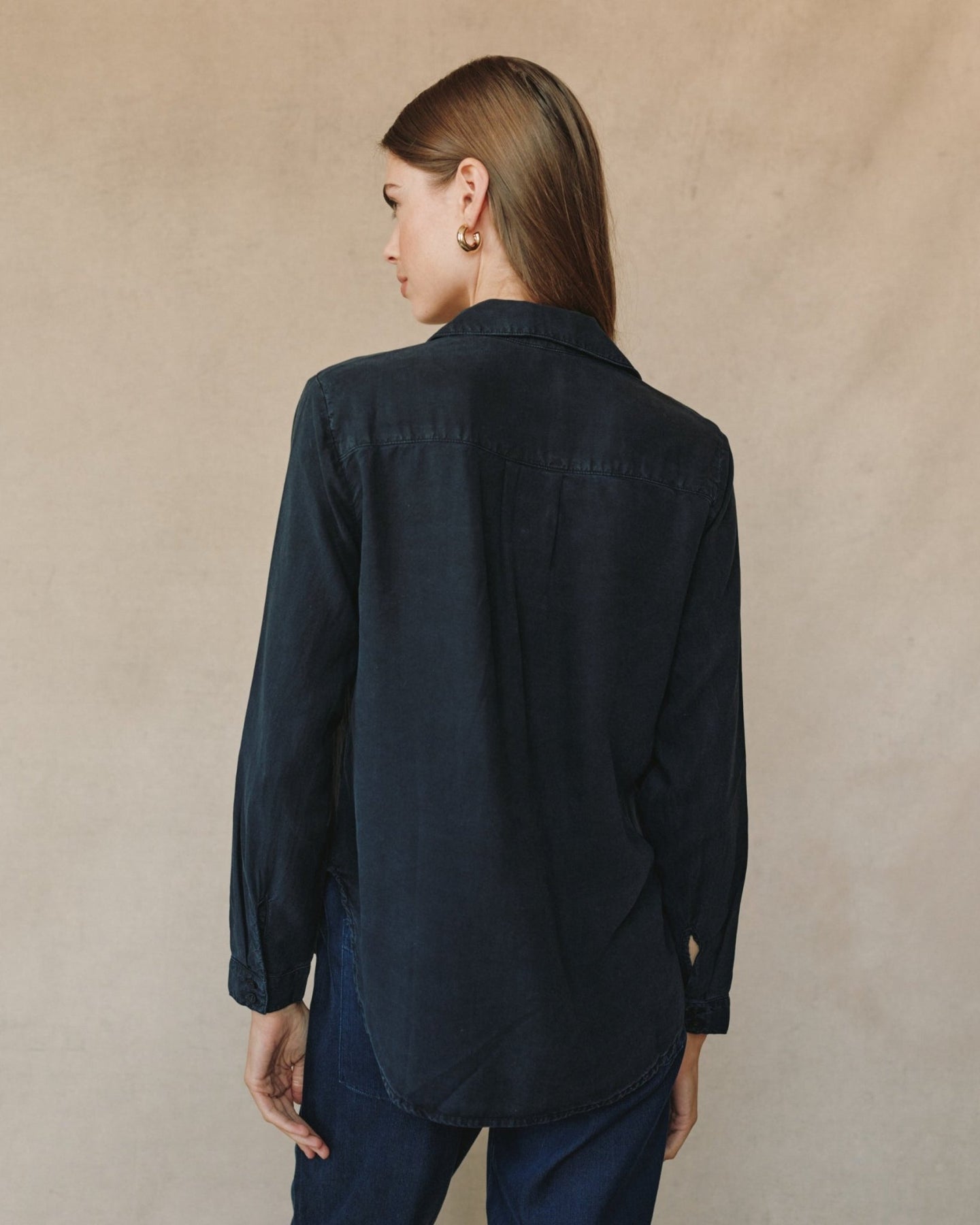 Bella DahlTwo Pocket Classic Button Down - Vintage BlackTops