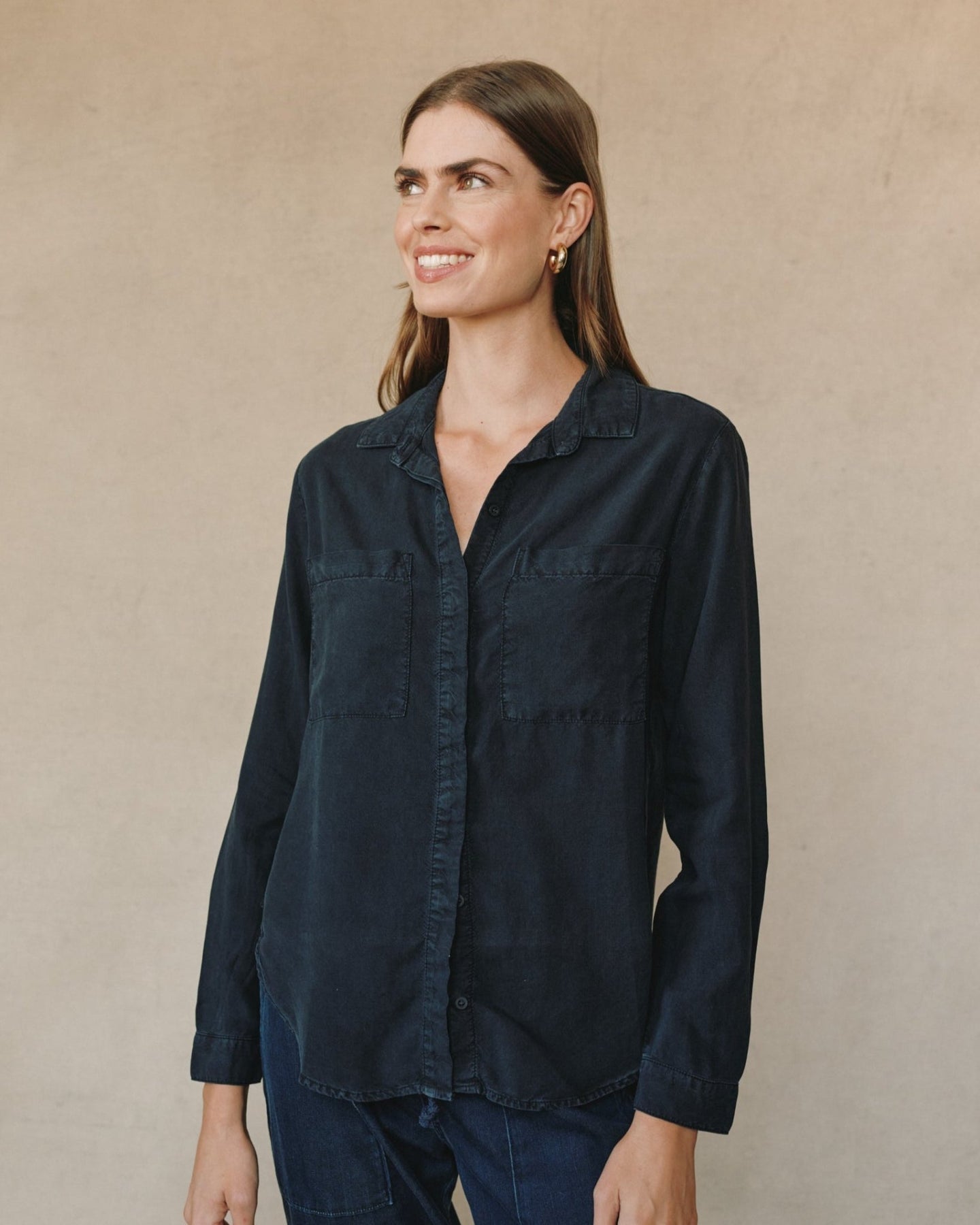 Bella DahlTwo Pocket Classic Button Down - Vintage BlackTops