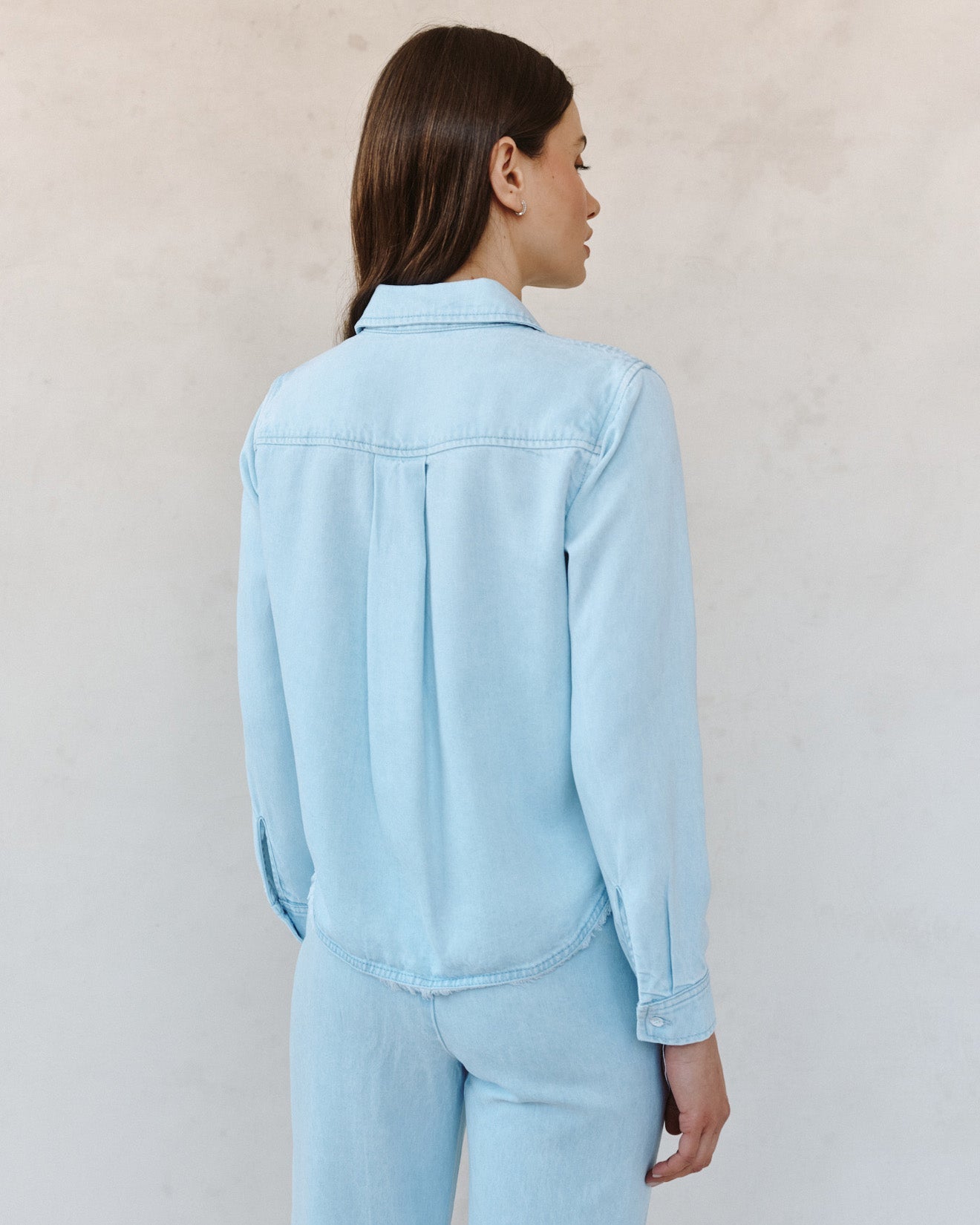 Bella DahlTwo Pocket Fray Hem Shirt - Coastal Fade WashTops