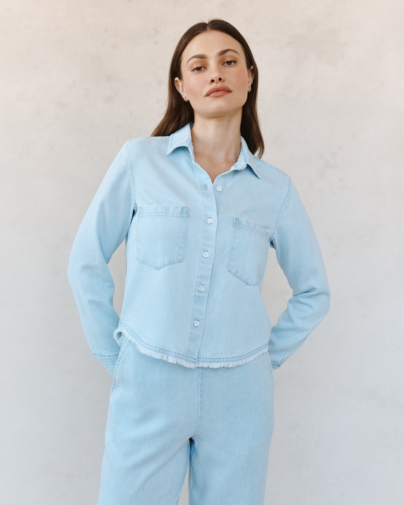 Bella DahlTwo Pocket Fray Hem Shirt - Coastal Fade WashTops