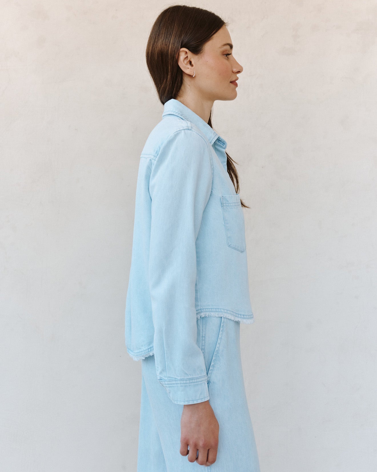 Bella DahlTwo Pocket Fray Hem Shirt - Coastal Fade WashTops