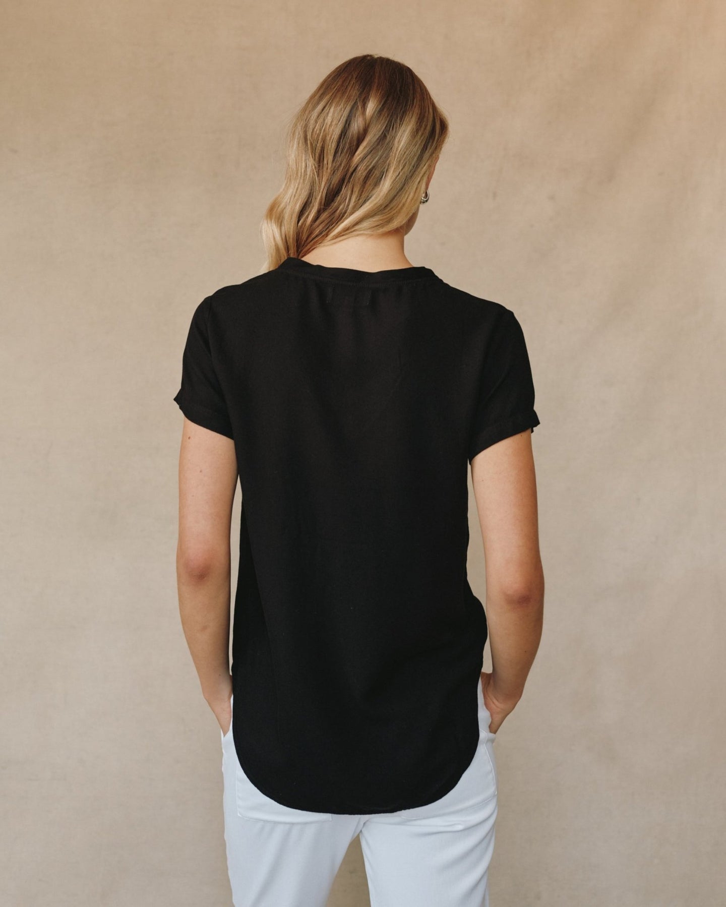 Bella DahlV - Neck Tee - Vintage BlackTops
