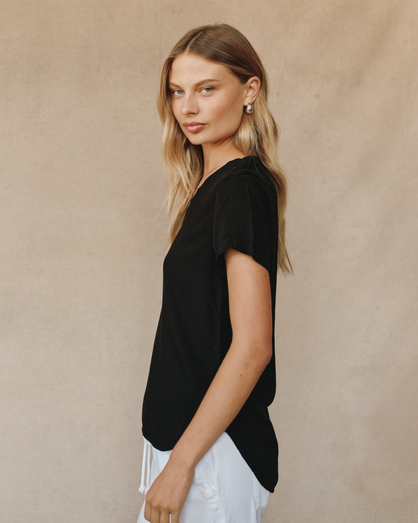 Bella DahlV - Neck Tee - Vintage BlackTops