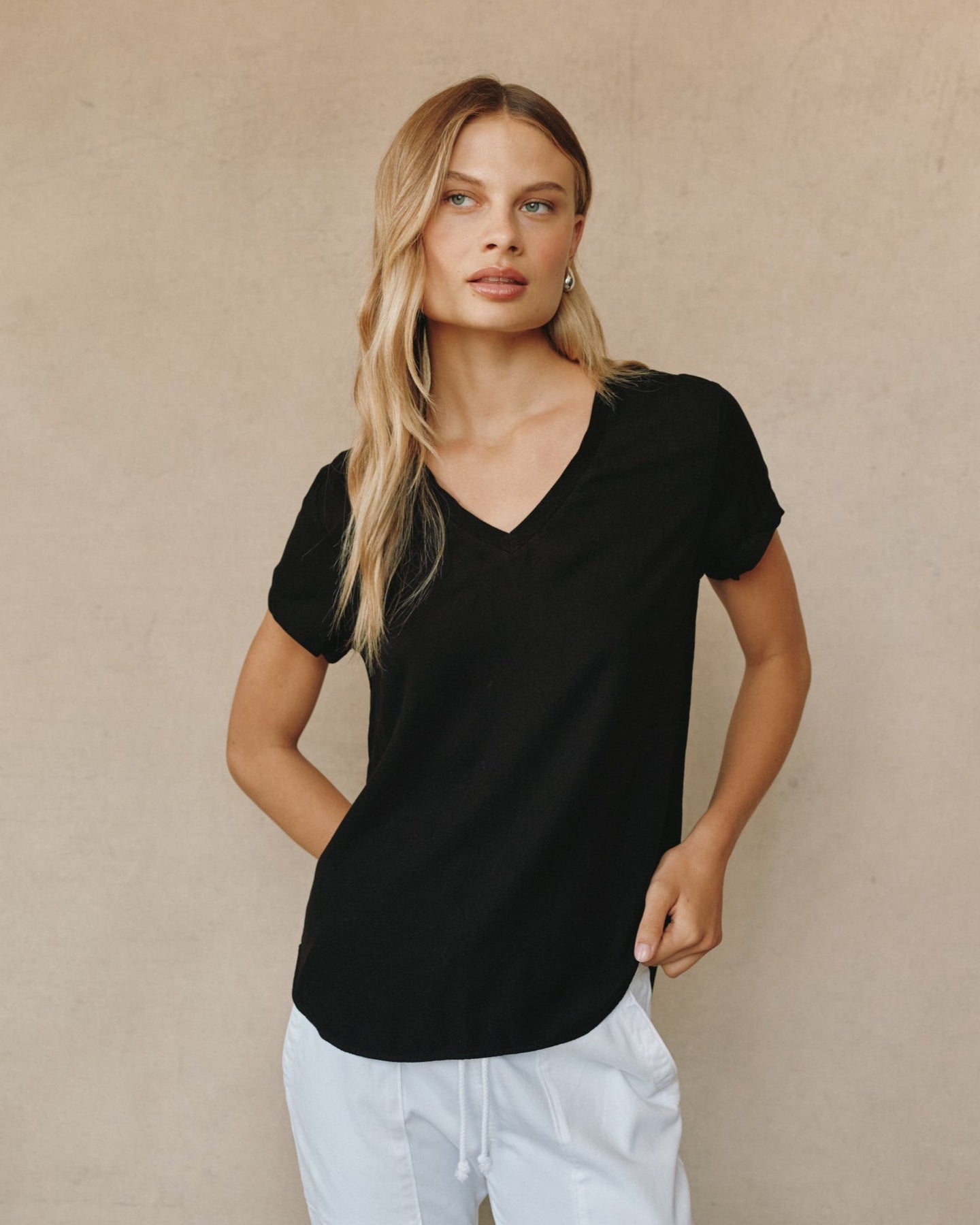 Bella DahlV - Neck Tee - Vintage BlackTops