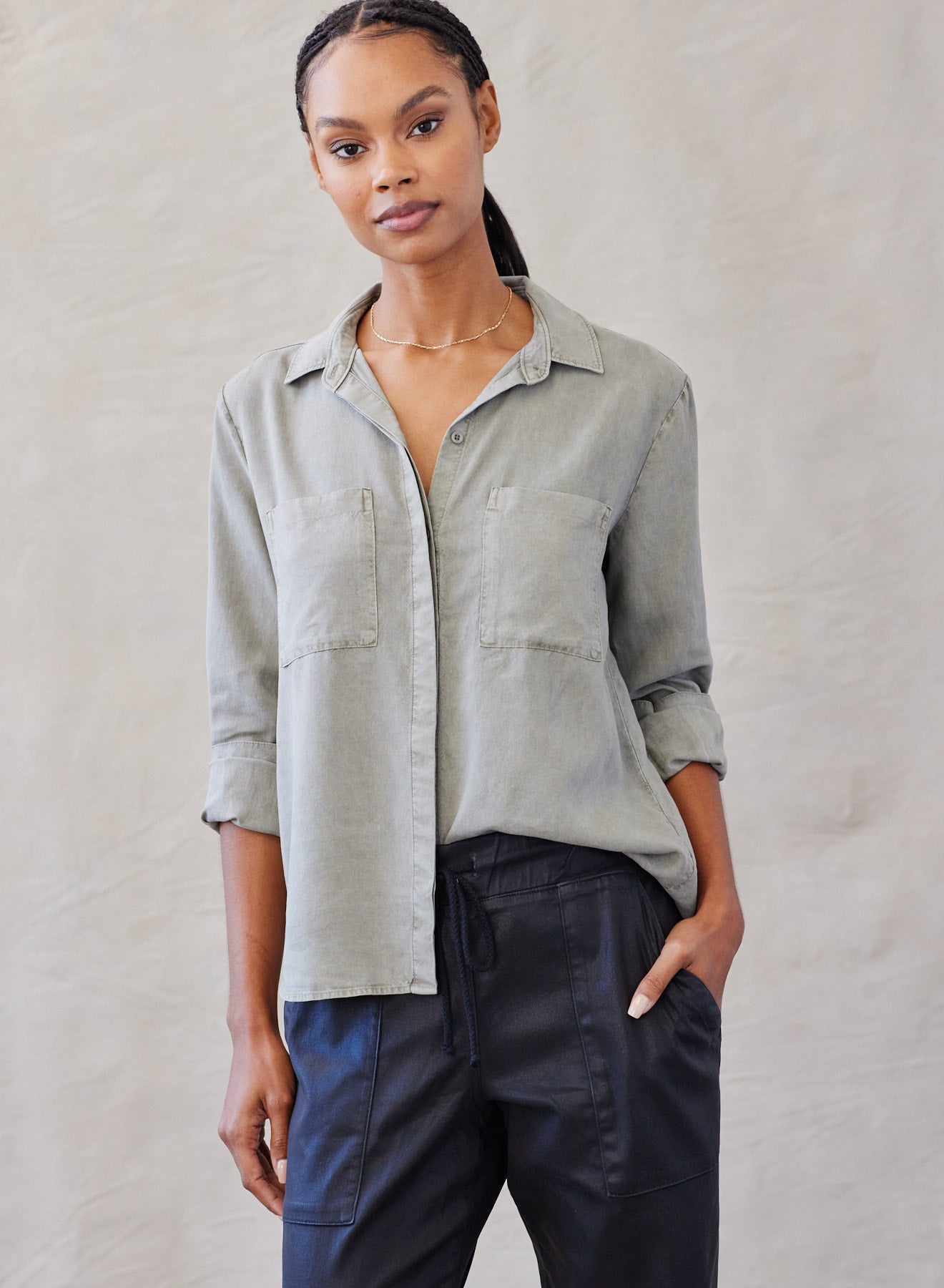 Bella DahlTwo Pocket Classic Button Down - Soft ArmyTops